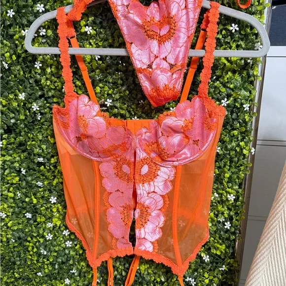 Savage x Fenty Perfect Poppies set Orange Lace Bustier with Garter & Stockings - Picture 1 of 4